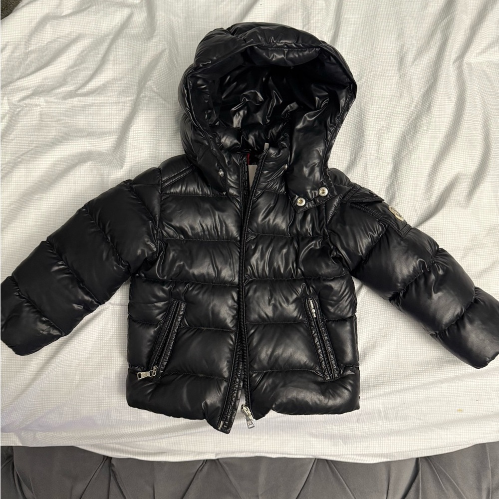 Moncler Black Puffer Jacket with Hood and Quilted Design